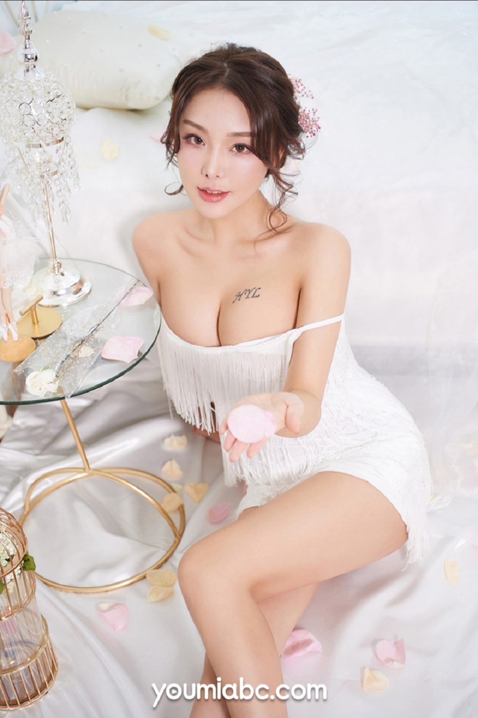 [YouMi尤蜜]Vol.386_嫩模陈圆圆私房白色抹胸吊带裙半脱秀豪乳翘臀极致诱惑写真29P