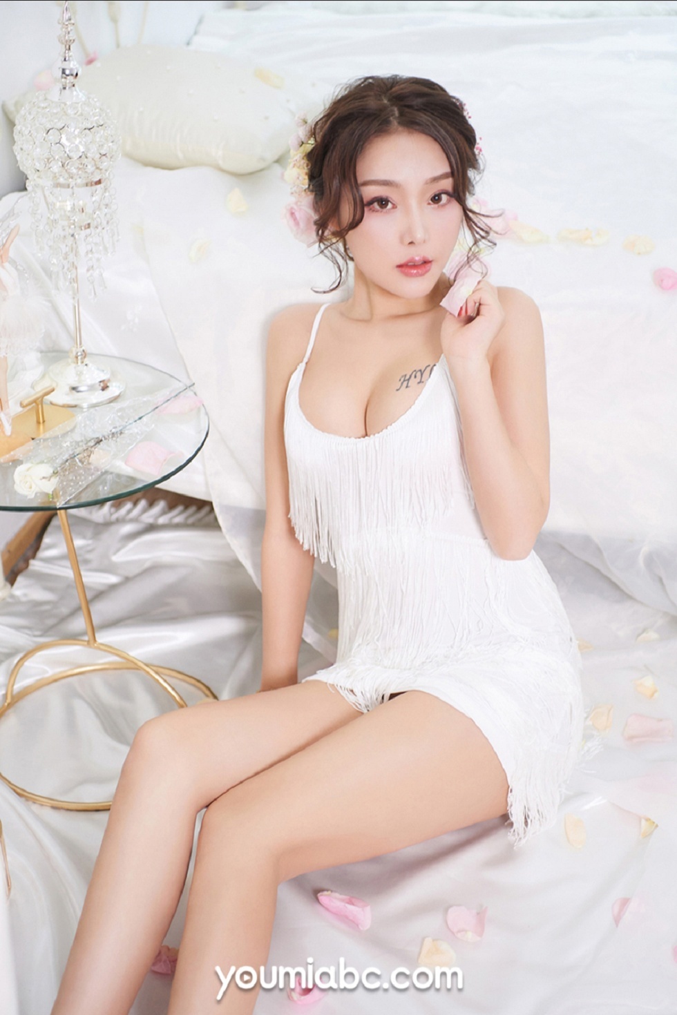 [YouMi尤蜜]Vol.386_嫩模陈圆圆私房白色抹胸吊带裙半脱秀豪乳翘臀极致诱惑写真29P