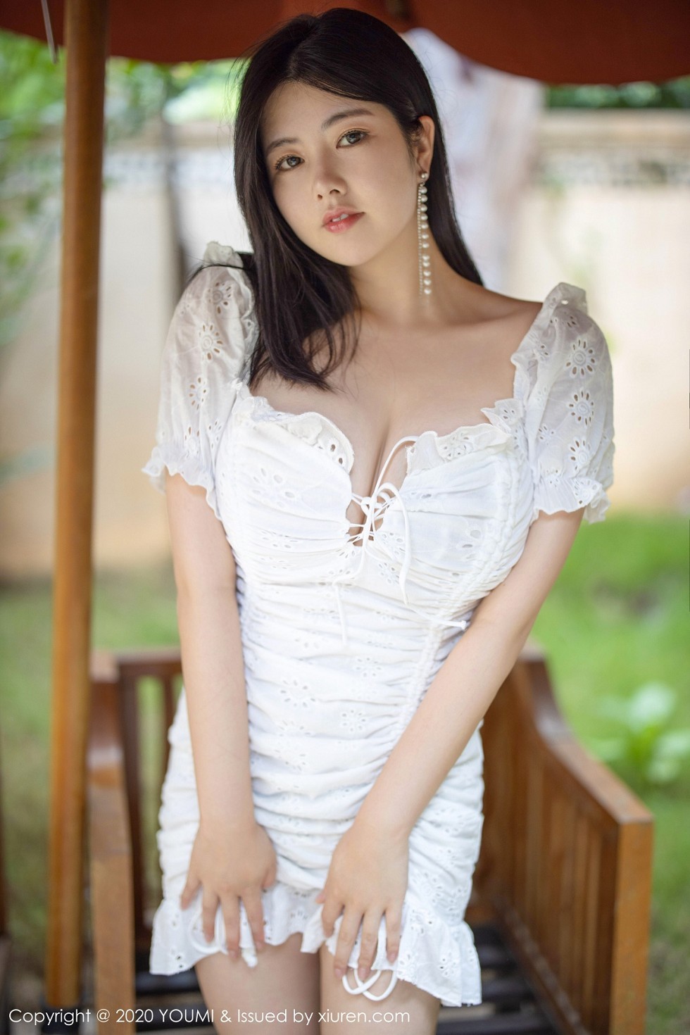 [YouMi尤蜜荟]Vol.543_女神娜露Selena西双版纳旅拍淡雅礼裙半脱露豪乳翘臀诱惑写真61P