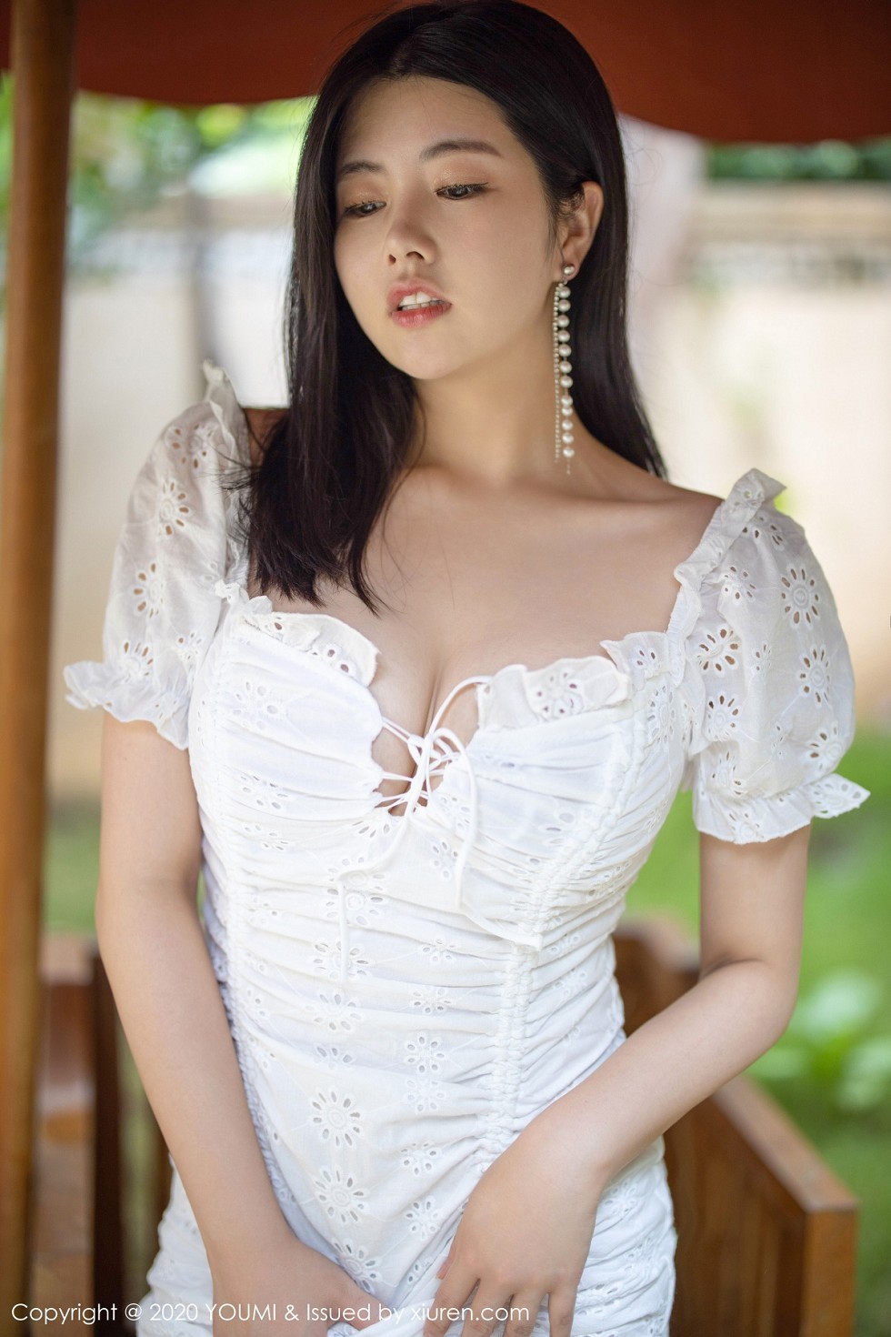[YouMi尤蜜荟]Vol.543_女神娜露Selena西双版纳旅拍淡雅礼裙半脱露豪乳翘臀诱惑写真61P