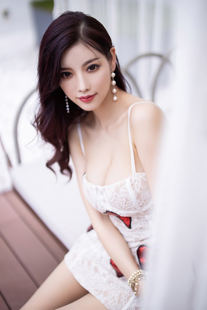 绝美女神杨晨晨肉丝包臀深沟撩人(图5)