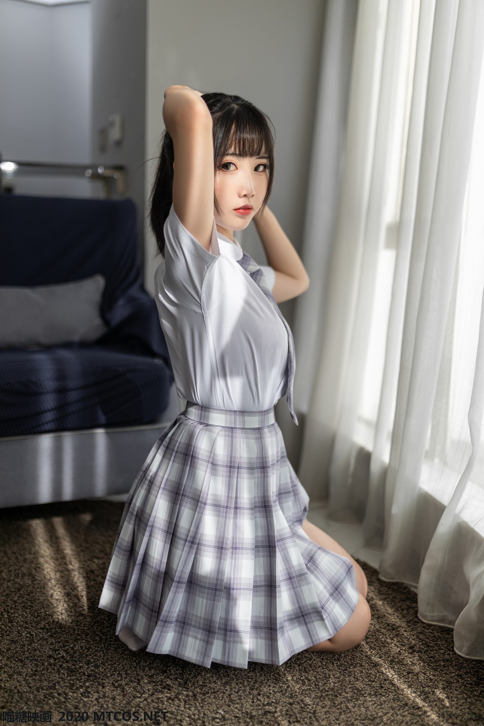 [喵糖映画]JKL.001_制服少女私房白色衬衣配格子裙白丝腿袜半撩露翘臀诱惑写真35P