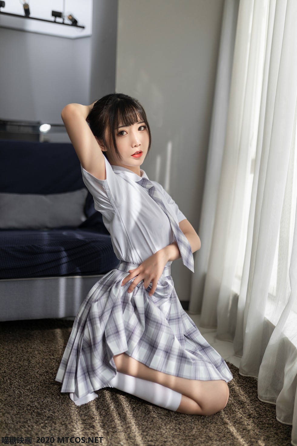 [喵糖映画]JKL.001_制服少女私房白色衬衣配格子裙白丝腿袜半撩露翘臀诱惑写真35P