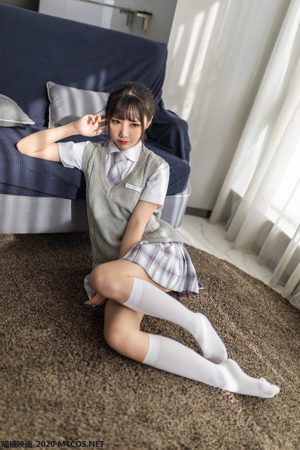 [喵糖映画]JKL.001_制服少女私房白色衬衣配格子裙白丝腿袜半撩露翘臀诱惑写真35P