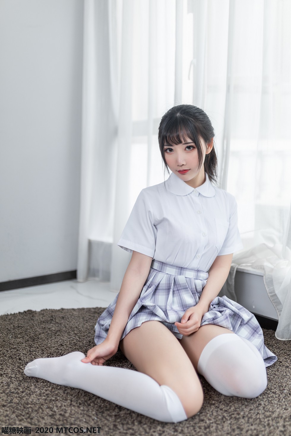 [喵糖映画]JKL.001_制服少女私房白色衬衣配格子裙白丝腿袜半撩露翘臀诱惑写真35P