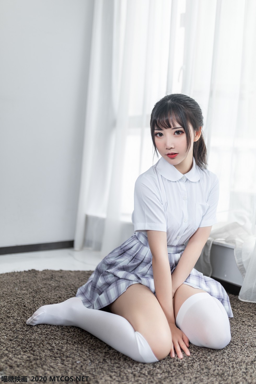 [喵糖映画]JKL.001_制服少女私房白色衬衣配格子裙白丝腿袜半撩露翘臀诱惑写真35P