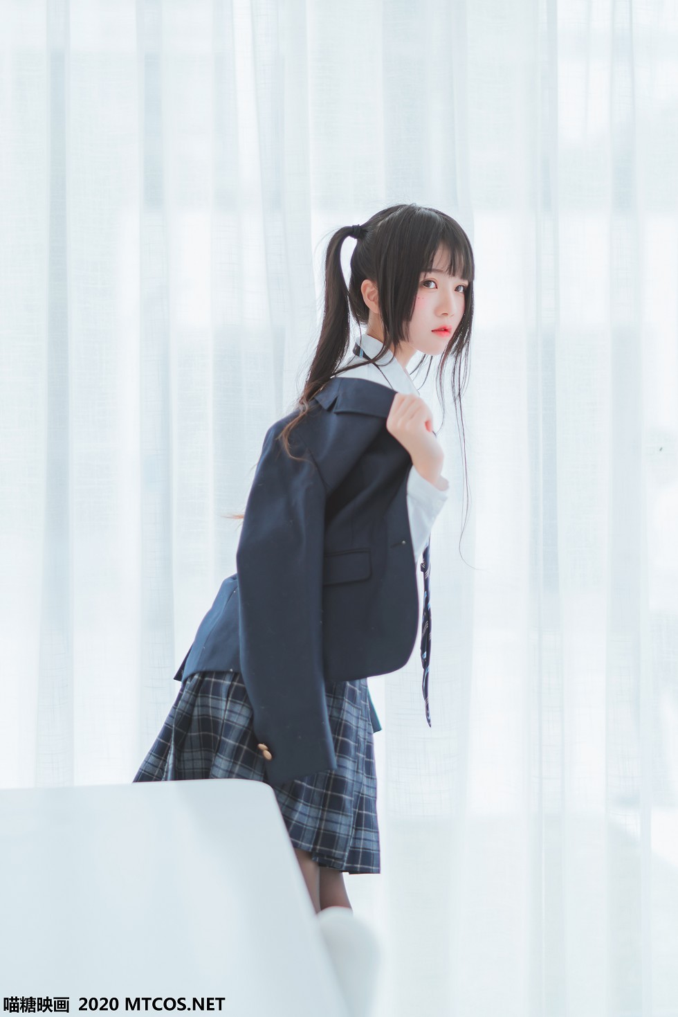 [喵糖映画]JKL.003_春季JK制服少女私房白衬衣配格子裙露黑丝裤袜秀美腿诱惑写真50P