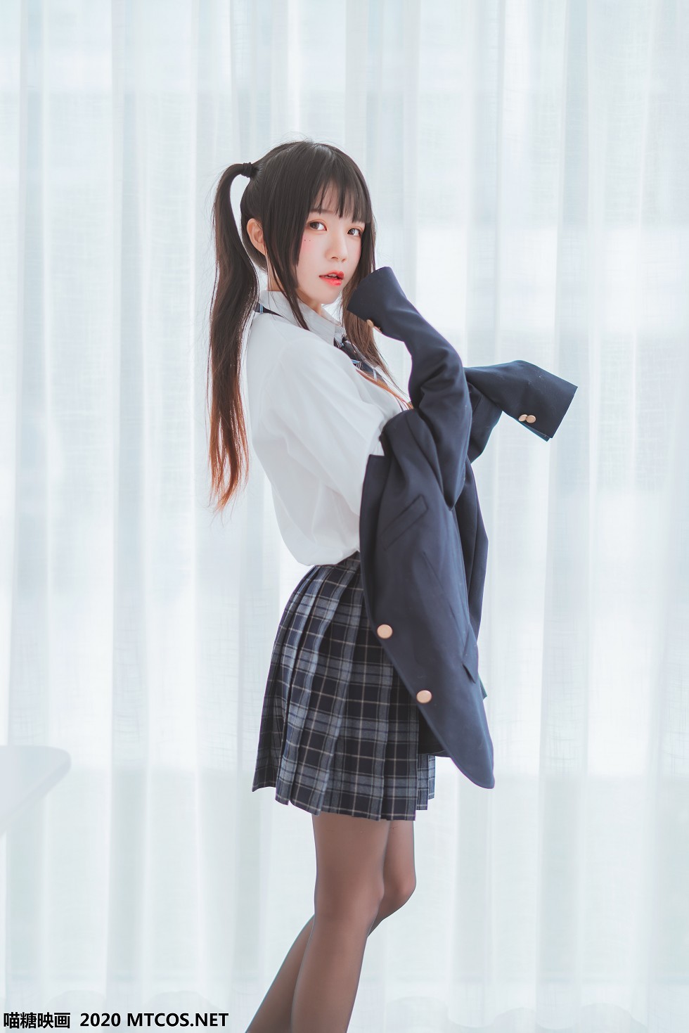 [喵糖映画]JKL.003_春季JK制服少女私房白衬衣配格子裙露黑丝裤袜秀美腿诱惑写真50P