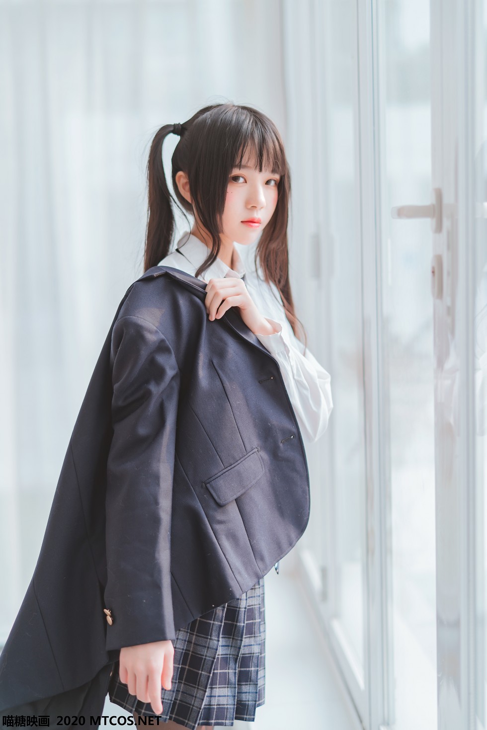 [喵糖映画]JKL.003_春季JK制服少女私房白衬衣配格子裙露黑丝裤袜秀美腿诱惑写真50P