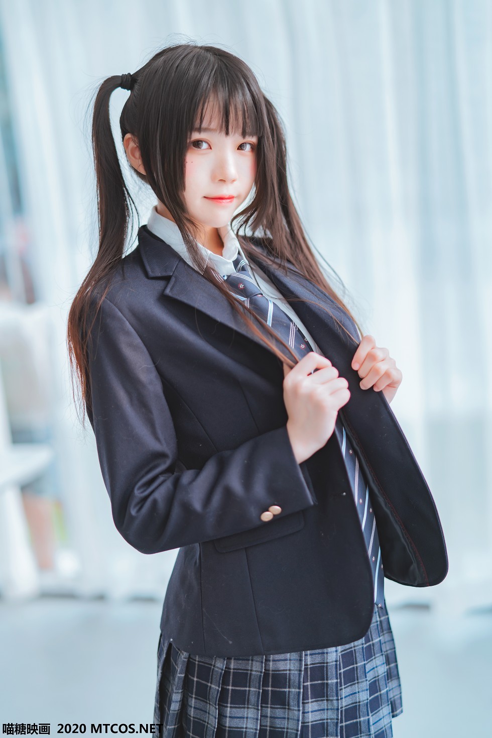 [喵糖映画]JKL.003_春季JK制服少女私房白衬衣配格子裙露黑丝裤袜秀美腿诱惑写真50P