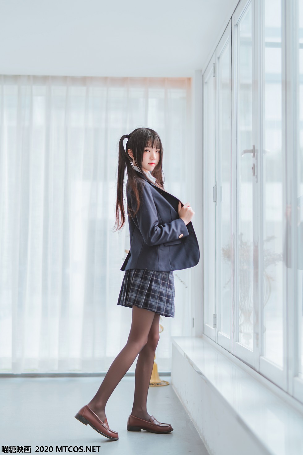 [喵糖映画]JKL.003_春季JK制服少女私房白衬衣配格子裙露黑丝裤袜秀美腿诱惑写真50P