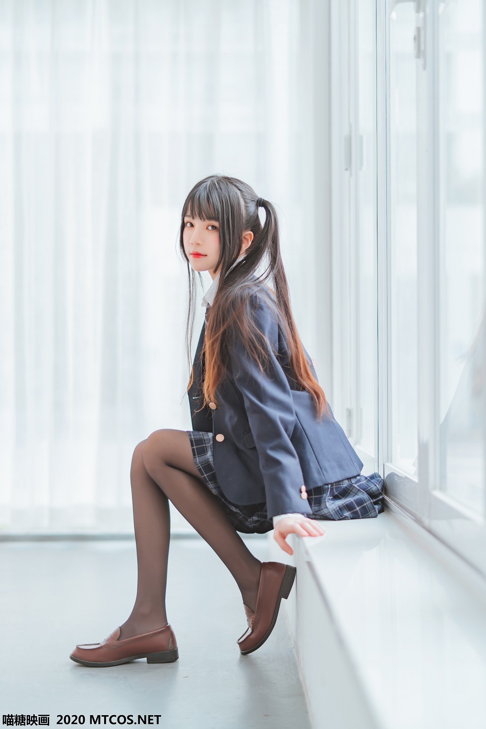[喵糖映画]JKL.003_春季JK制服少女私房白衬衣配格子裙露黑丝裤袜秀美腿诱惑写真50P