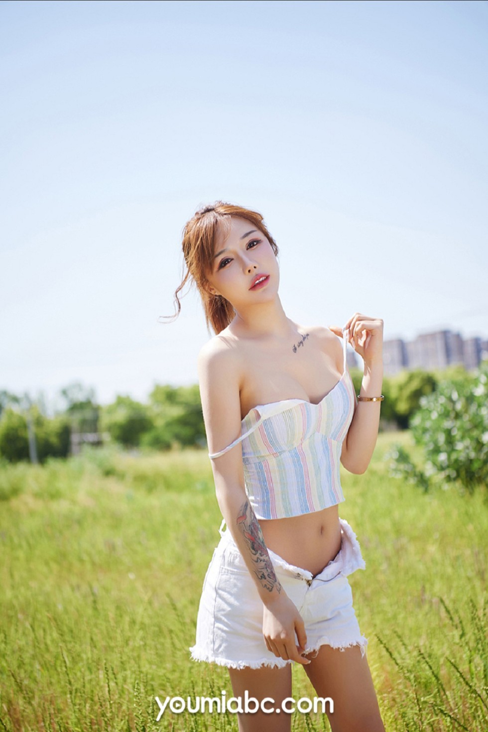 [YouMi尤蜜]Vol.387_嫩模可可晴天小迷妹主题户外花丛中性感低胸吊带完美诱惑写真24P