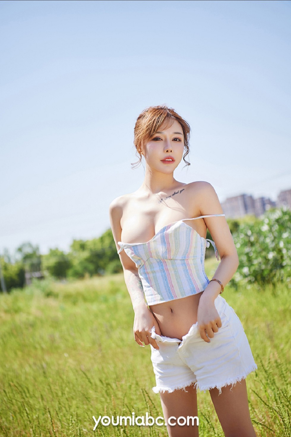 [YouMi尤蜜]Vol.387_嫩模可可晴天小迷妹主题户外花丛中性感低胸吊带完美诱惑写真24P