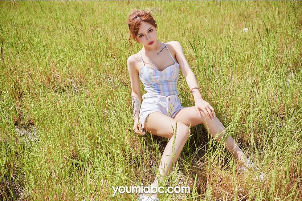 [YouMi尤蜜]Vol.387_嫩模可可晴天小迷妹主题户外花丛中性感低胸吊带完美诱惑写真24P