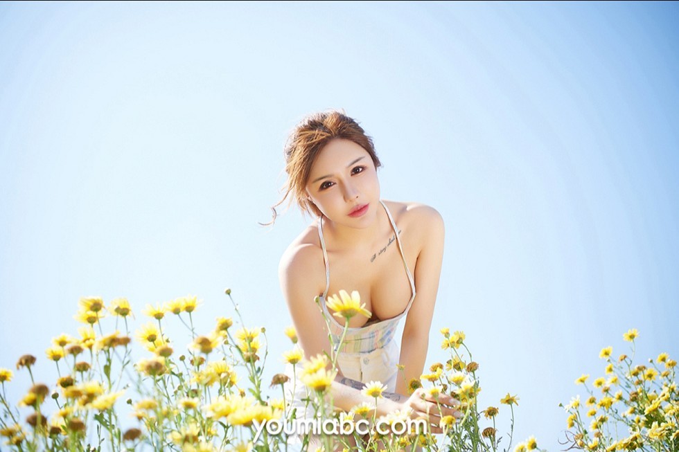 [YouMi尤蜜]Vol.387_嫩模可可晴天小迷妹主题户外花丛中性感低胸吊带完美诱惑写真24P