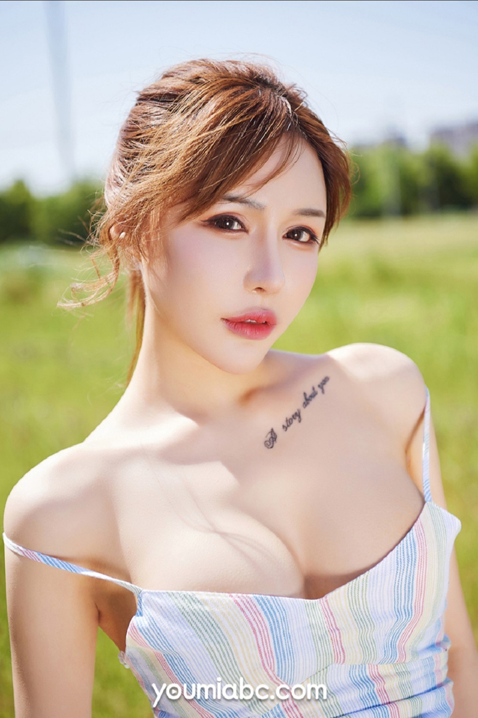[YouMi尤蜜]Vol.387_嫩模可可晴天小迷妹主题户外花丛中性感低胸吊带完美诱惑写真24P