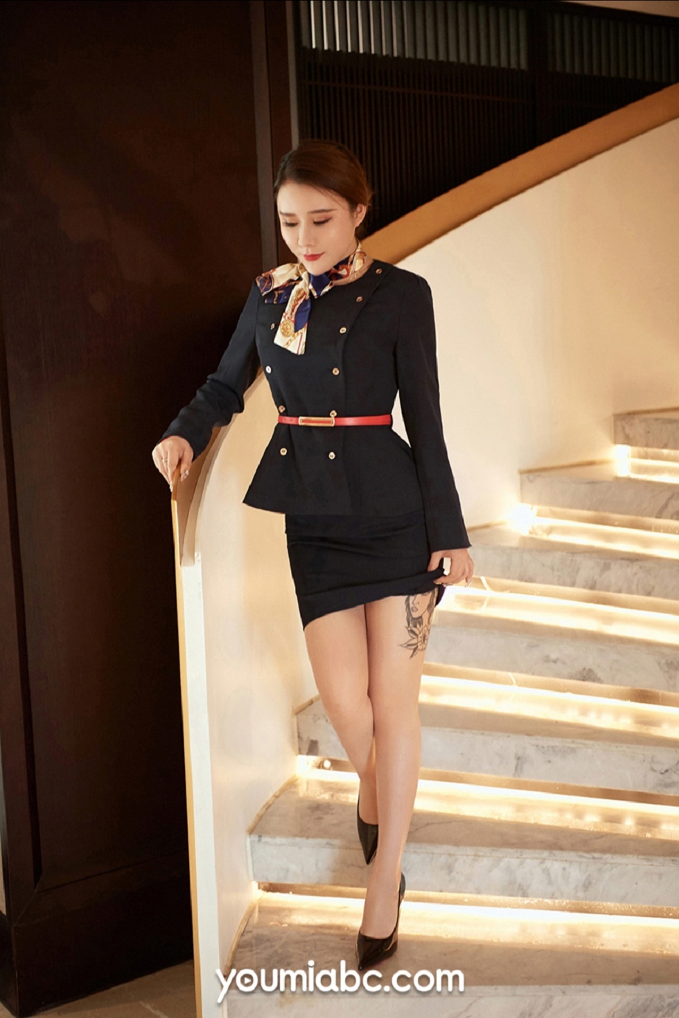 [YouMi尤蜜]Vol.388_嫩模爱丽莎黑色职业套装主题床上半脱露火辣身材撩人诱惑写真27P
