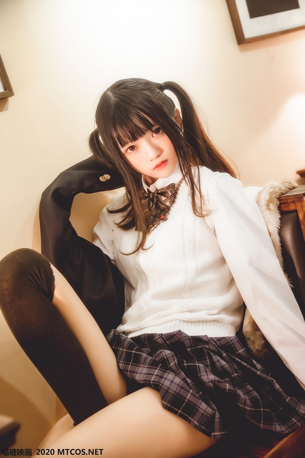 [喵糖映画]JKL.004_JK制服学妹居家白色毛衣配格子裙黑丝腿袜秀美腿性感写真40P