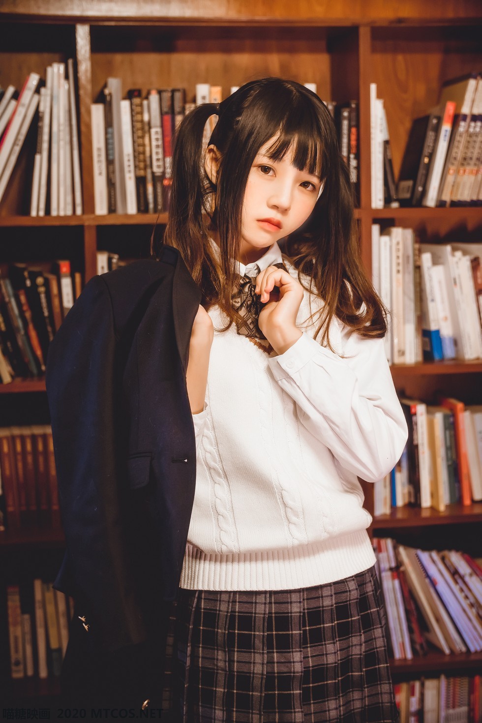 [喵糖映画]JKL.004_JK制服学妹居家白色毛衣配格子裙黑丝腿袜秀美腿性感写真40P