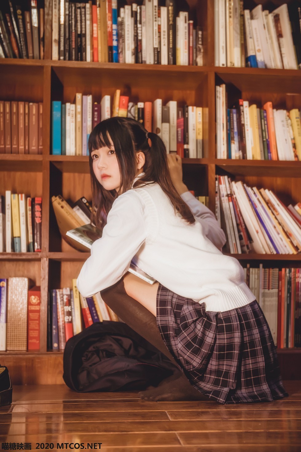 [喵糖映画]JKL.004_JK制服学妹居家白色毛衣配格子裙黑丝腿袜秀美腿性感写真40P