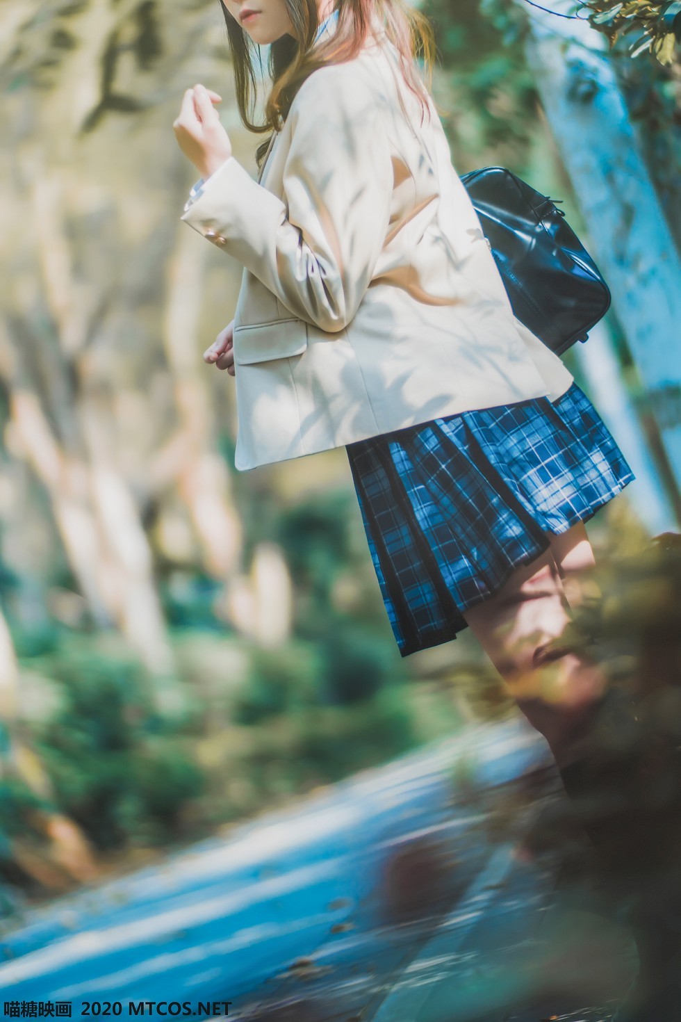 [喵糖映画]JKL.004_JK制服学妹居家白色毛衣配格子裙黑丝腿袜秀美腿性感写真40P