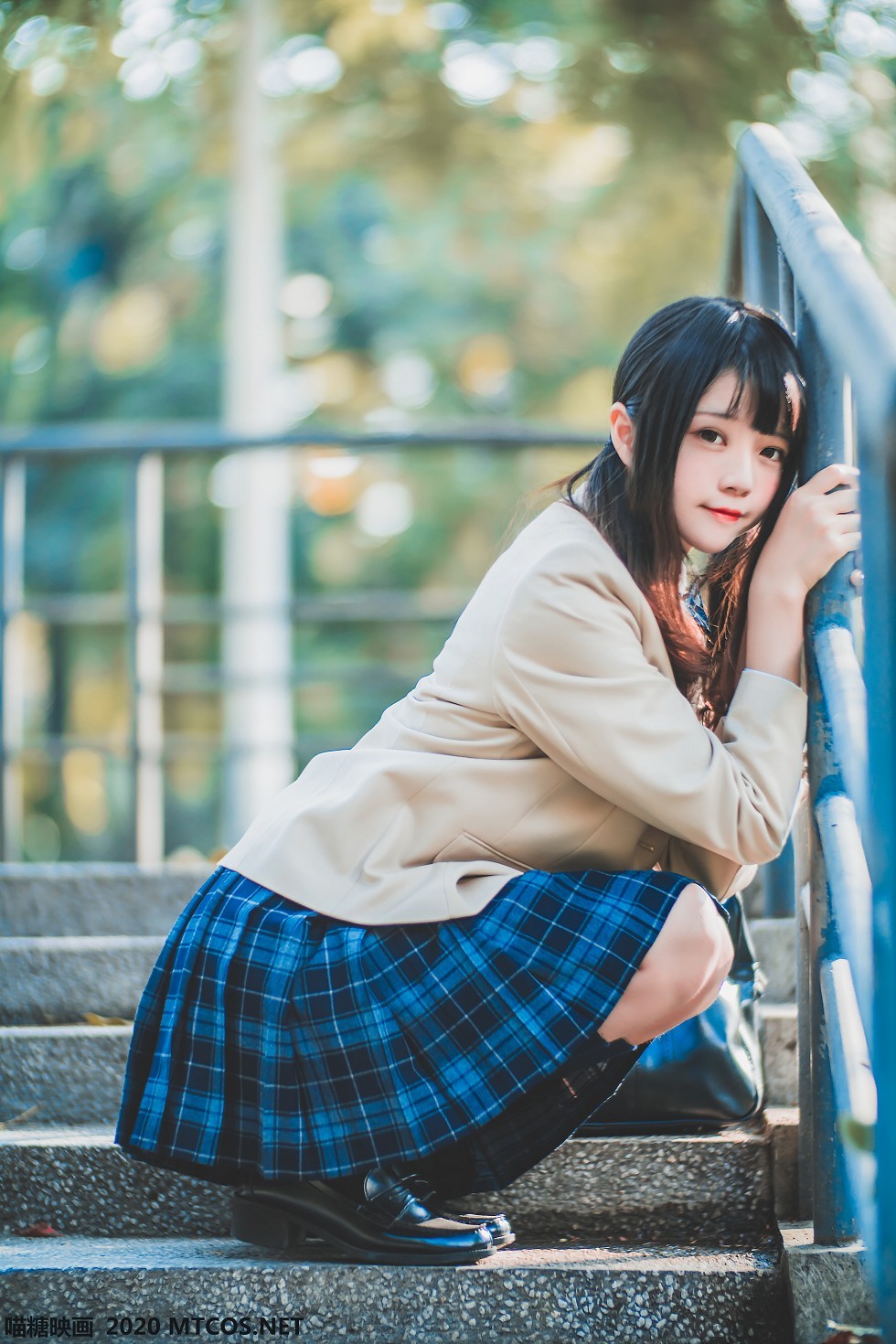 [喵糖映画]JKL.004_JK制服学妹居家白色毛衣配格子裙黑丝腿袜秀美腿性感写真40P