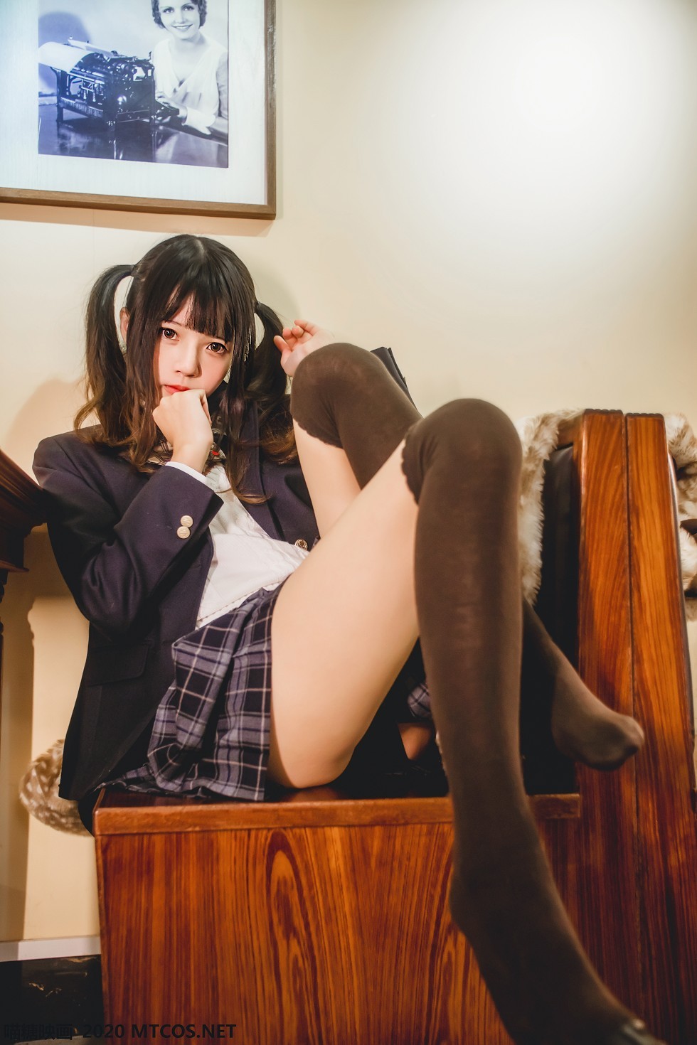 [喵糖映画]JKL.004_JK制服学妹居家白色毛衣配格子裙黑丝腿袜秀美腿性感写真40P