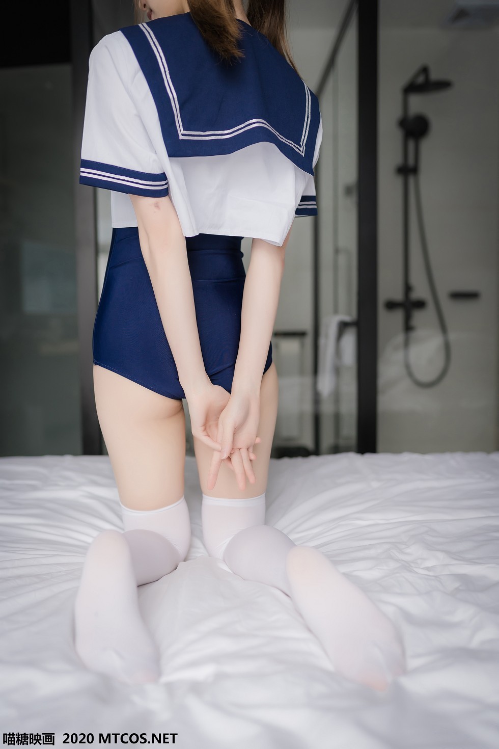 [喵糖映画]JKL.006_泳装JK制服美少女私房床上性感白丝袜秀翘臀美腿靓丽迷人写真43P