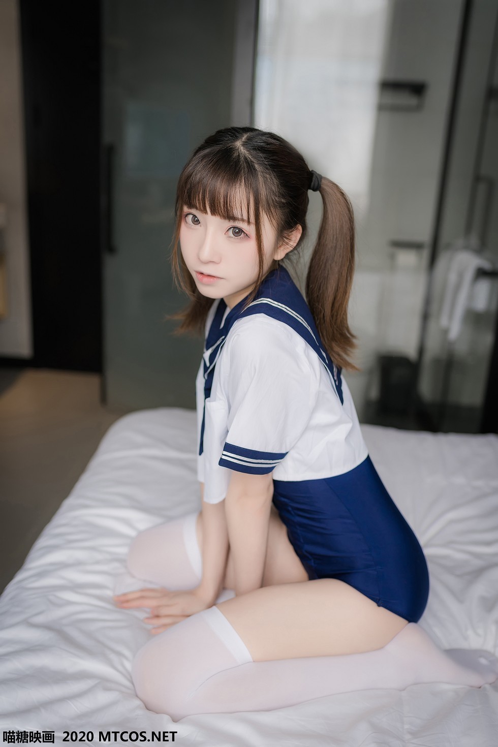 [喵糖映画]JKL.006_泳装JK制服美少女私房床上性感白丝袜秀翘臀美腿靓丽迷人写真43P