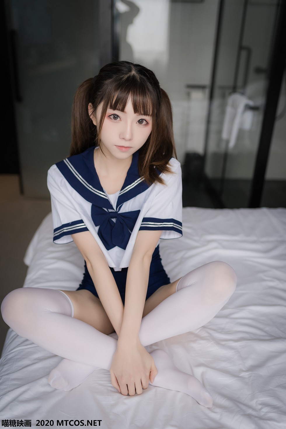 [喵糖映画]JKL.006_泳装JK制服美少女私房床上性感白丝袜秀翘臀美腿靓丽迷人写真43P