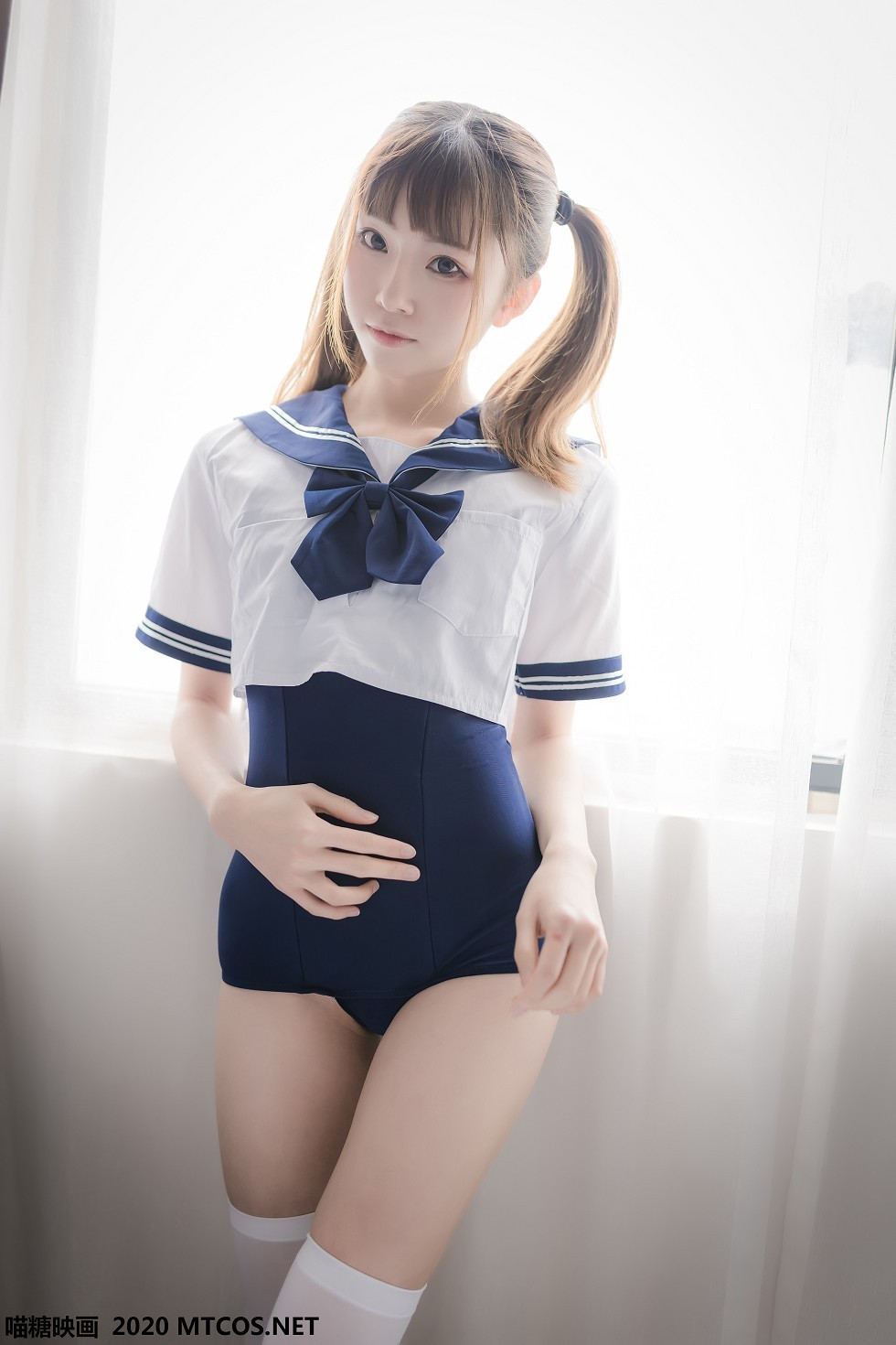 [喵糖映画]JKL.006_泳装JK制服美少女私房床上性感白丝袜秀翘臀美腿靓丽迷人写真43P