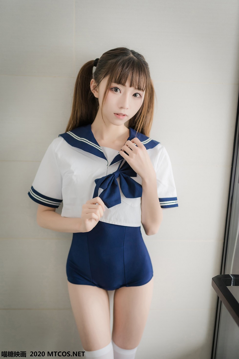 [喵糖映画]JKL.006_泳装JK制服美少女私房床上性感白丝袜秀翘臀美腿靓丽迷人写真43P