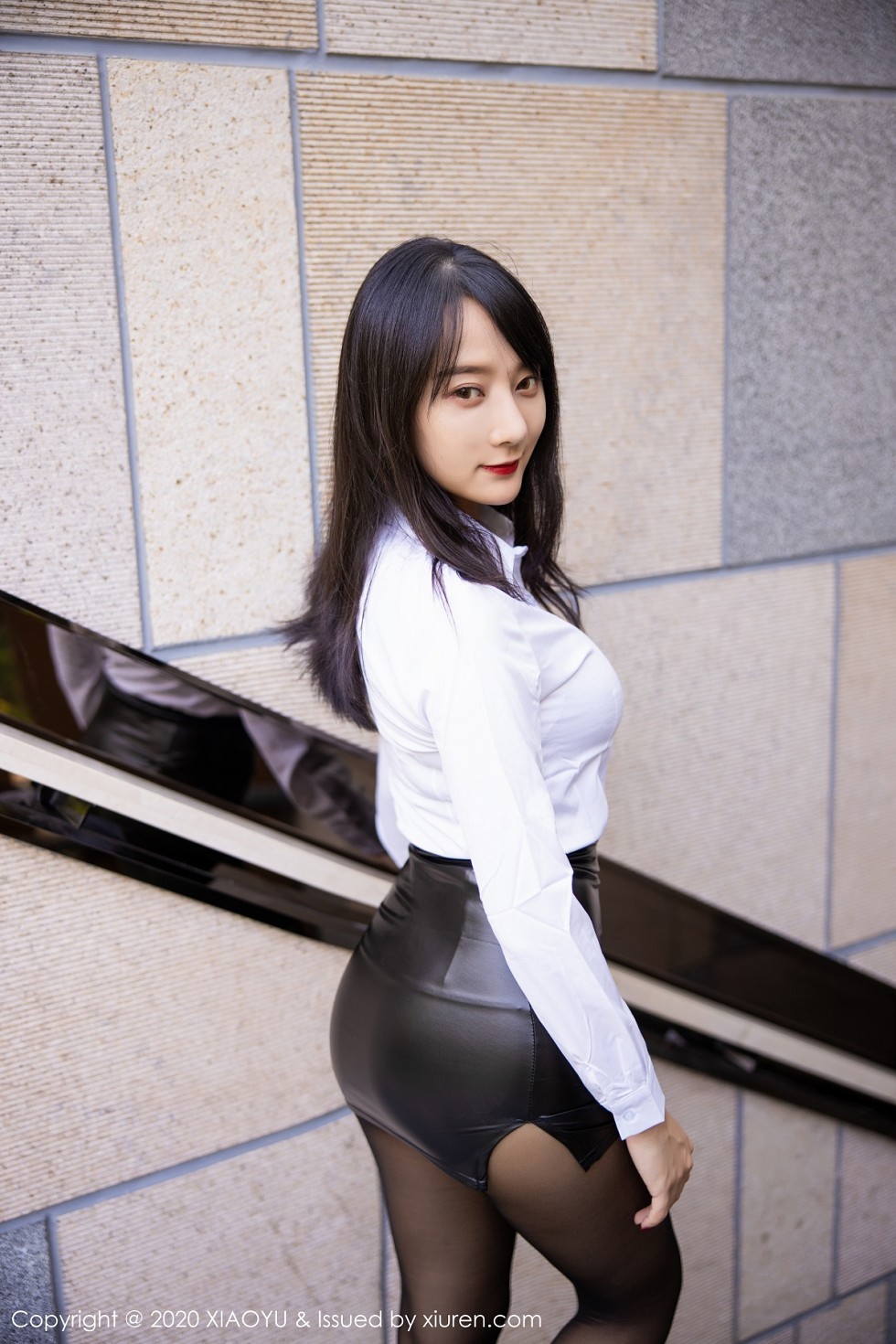 [XiaoYu画语界]Vol.394_嫩模何嘉颖私房床上性感白衬衣配无内黑丝裤袜极致魅惑写真93P