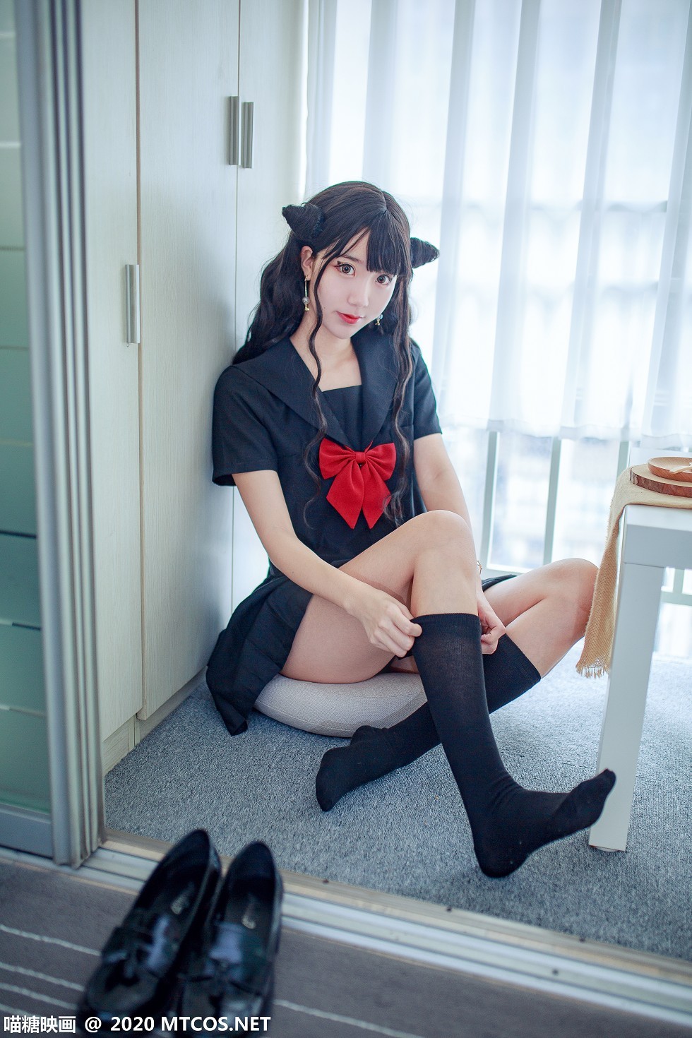 [喵糖映画]JKL.007_恶魔JK制服美女居家私房半脱短裙露性感内裤迷人美腿写真31P