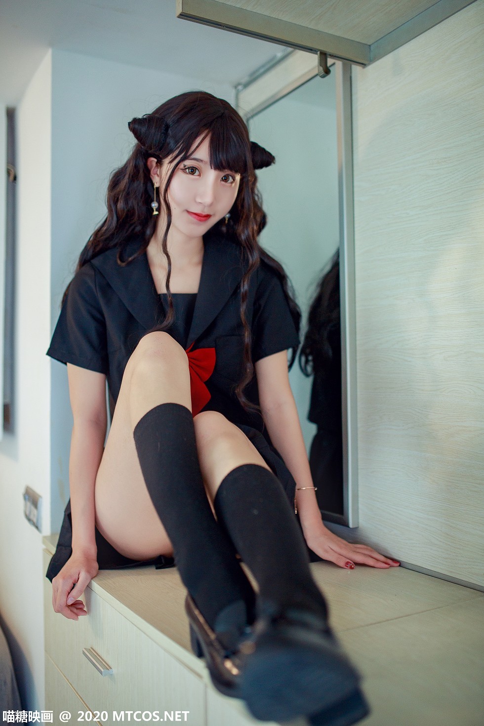 [喵糖映画]JKL.007_恶魔JK制服美女居家私房半脱短裙露性感内裤迷人美腿写真31P