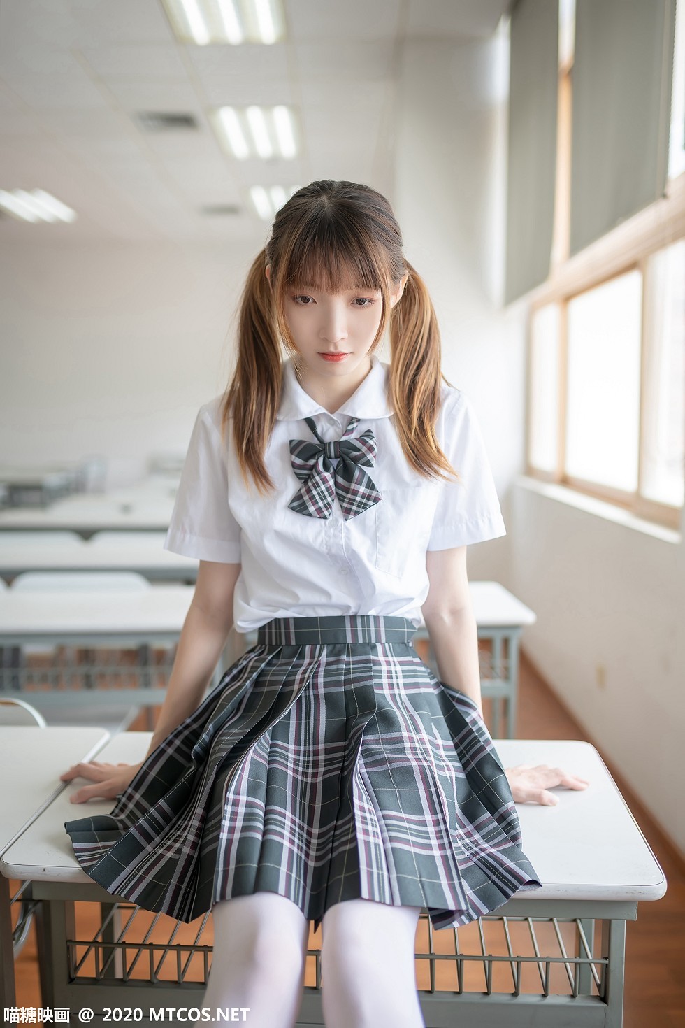 [喵糖映画]JKL.008_夏季JK制服美女教室里性感白衬衣配格子裙秀白丝裤袜诱惑写真49P