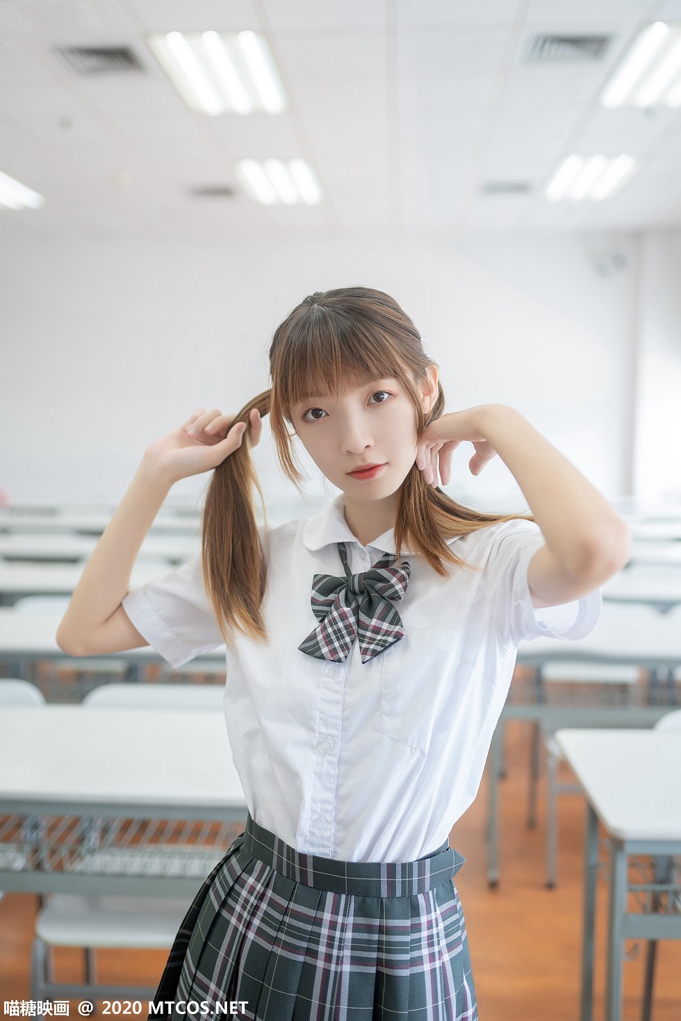 [喵糖映画]JKL.008_夏季JK制服美女教室里性感白衬衣配格子裙秀白丝裤袜诱惑写真49P