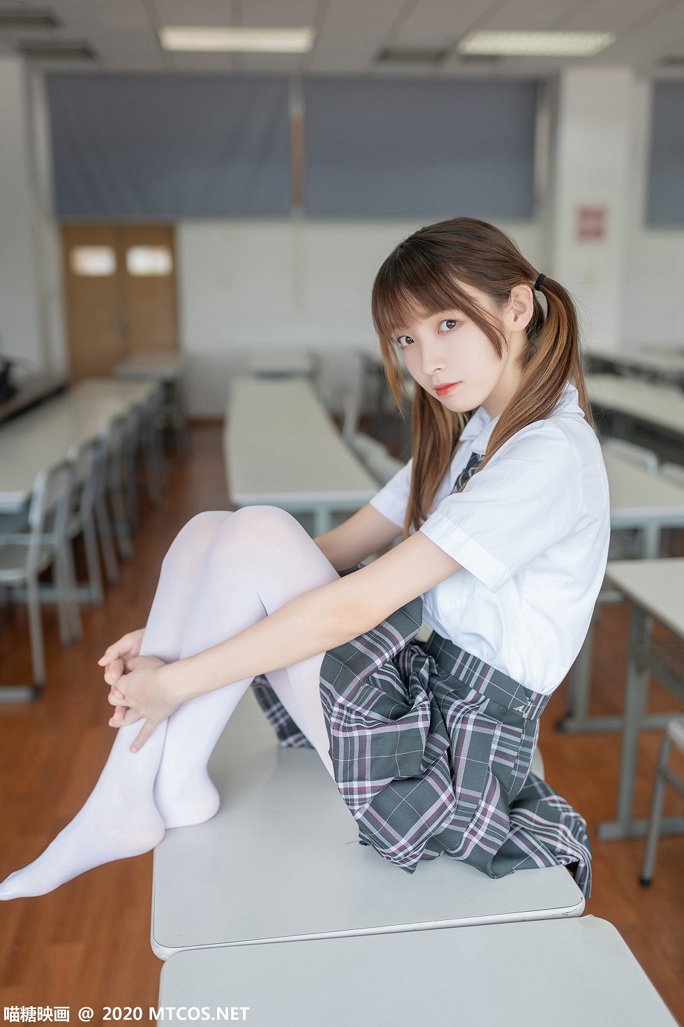 [喵糖映画]JKL.008_夏季JK制服美女教室里性感白衬衣配格子裙秀白丝裤袜诱惑写真49P