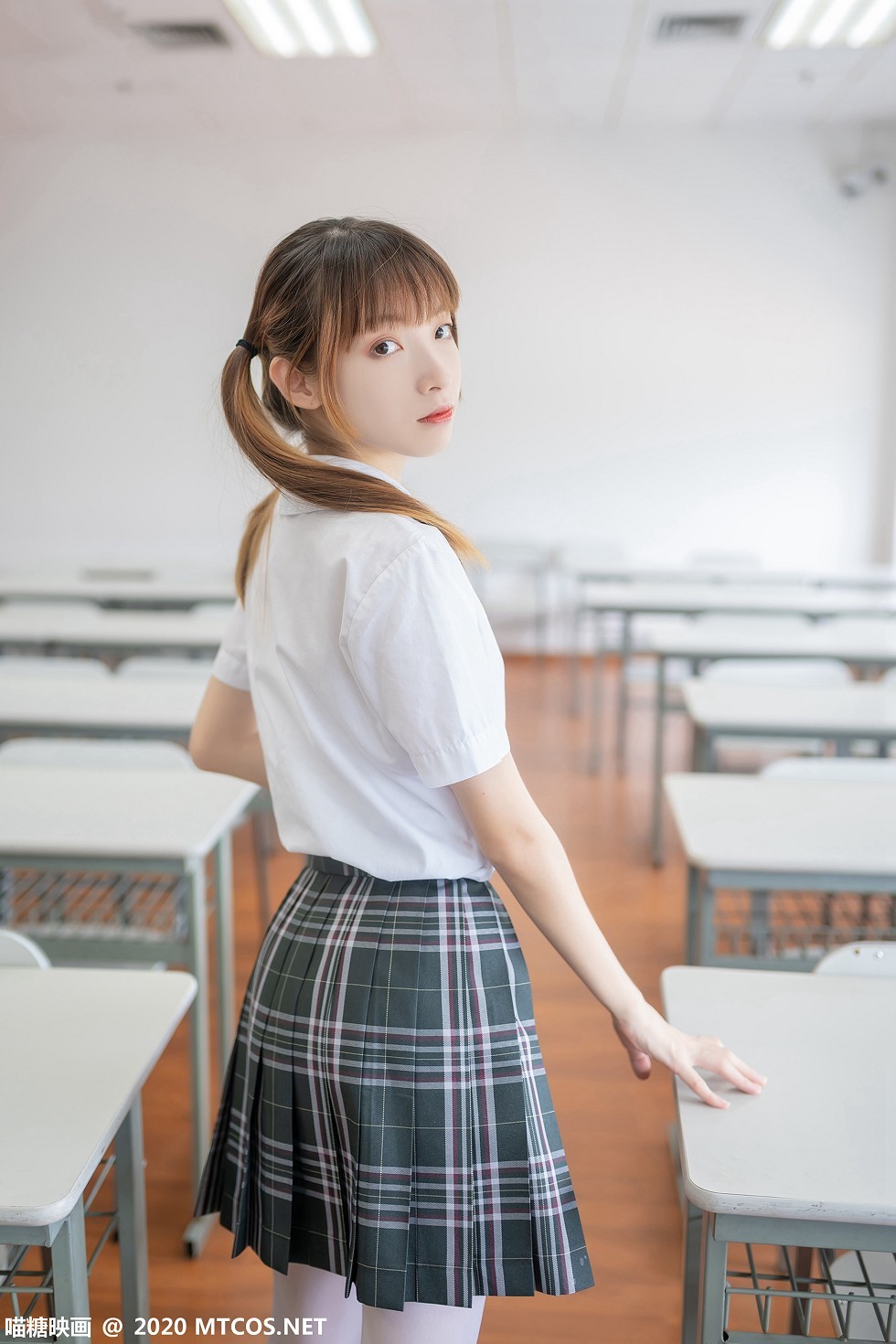 [喵糖映画]JKL.008_夏季JK制服美女教室里性感白衬衣配格子裙秀白丝裤袜诱惑写真49P