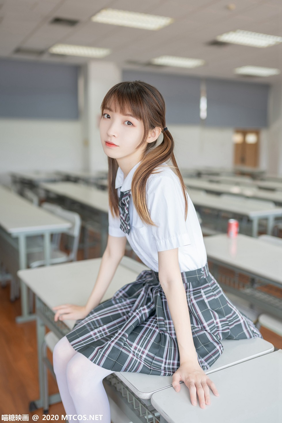 [喵糖映画]JKL.008_夏季JK制服美女教室里性感白衬衣配格子裙秀白丝裤袜诱惑写真49P