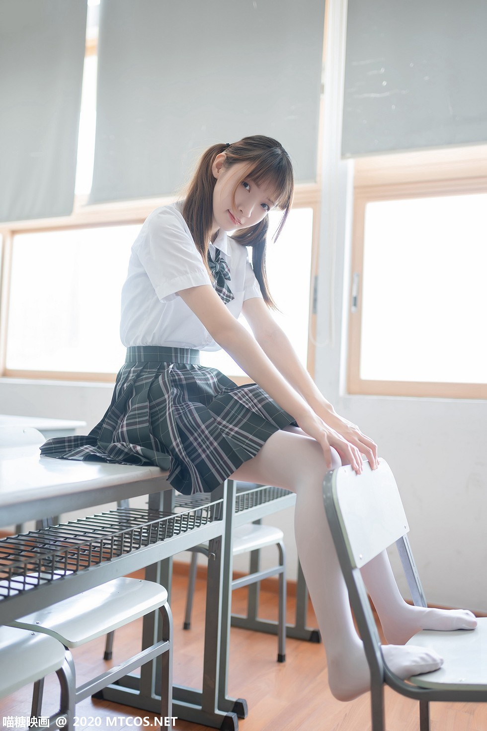 [喵糖映画]JKL.008_夏季JK制服美女教室里性感白衬衣配格子裙秀白丝裤袜诱惑写真49P