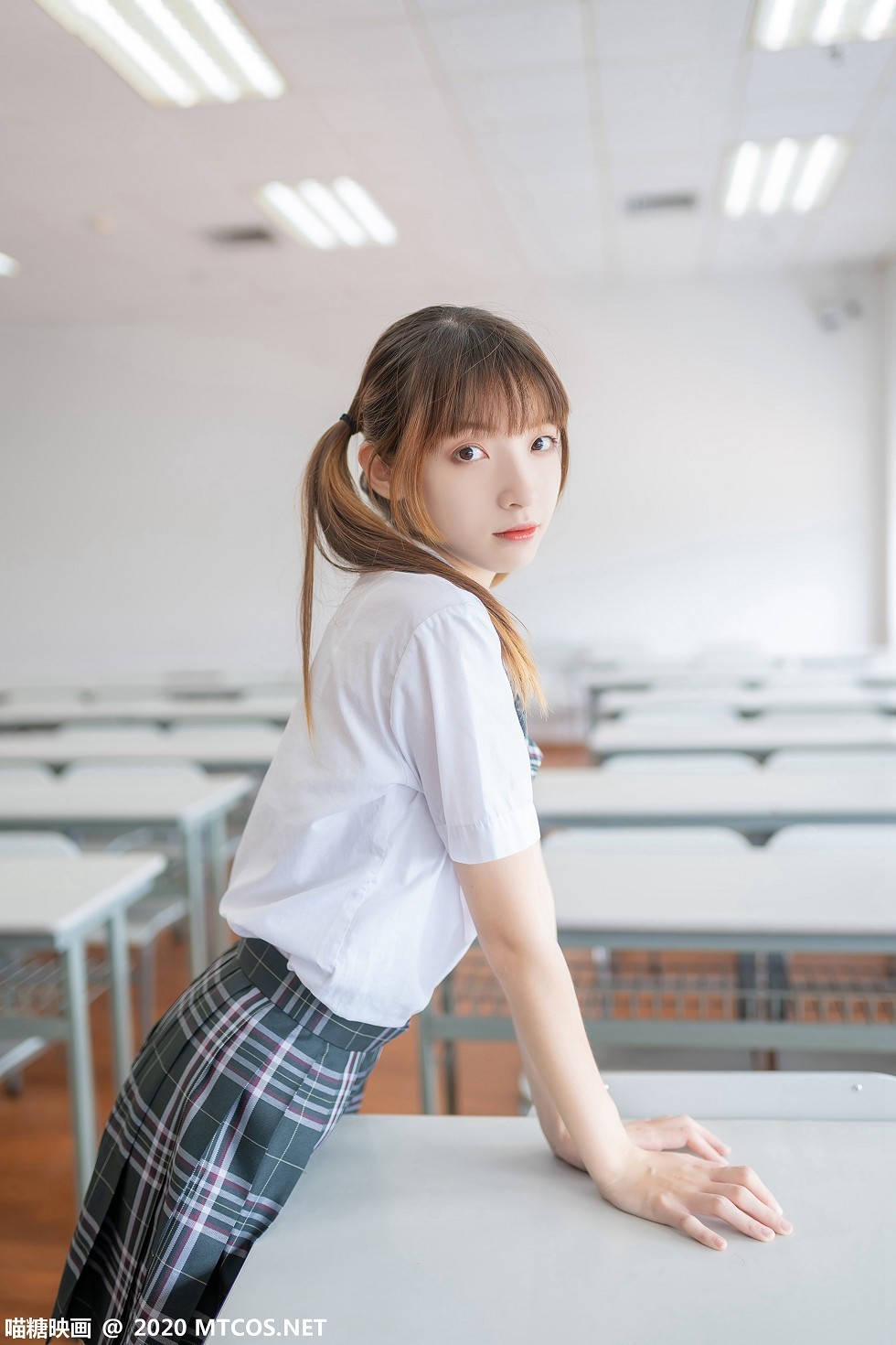 [喵糖映画]JKL.008_夏季JK制服美女教室里性感白衬衣配格子裙秀白丝裤袜诱惑写真49P