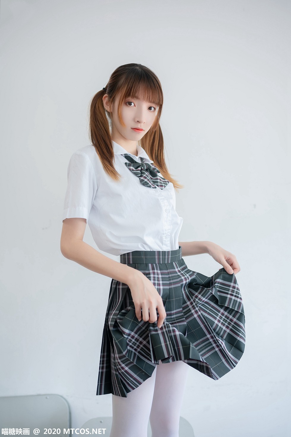 [喵糖映画]JKL.008_夏季JK制服美女教室里性感白衬衣配格子裙秀白丝裤袜诱惑写真49P