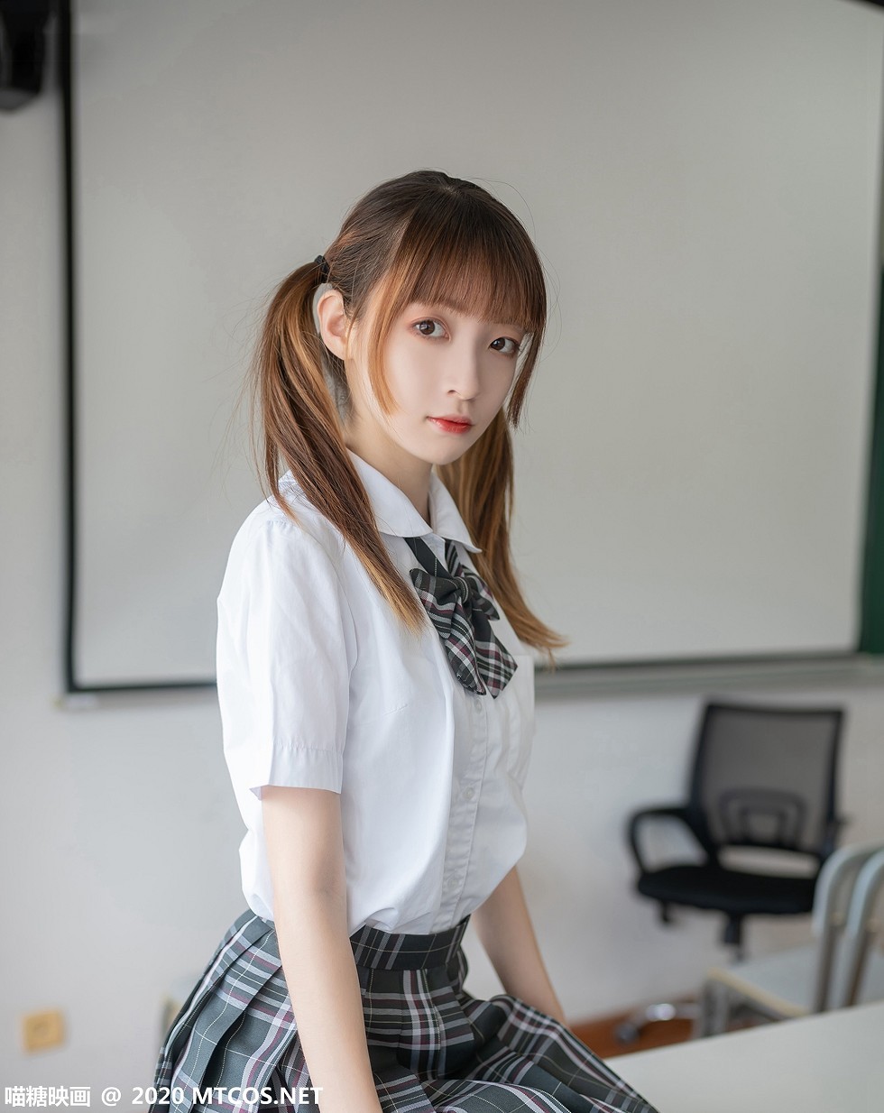 [喵糖映画]JKL.008_夏季JK制服美女教室里性感白衬衣配格子裙秀白丝裤袜诱惑写真49P