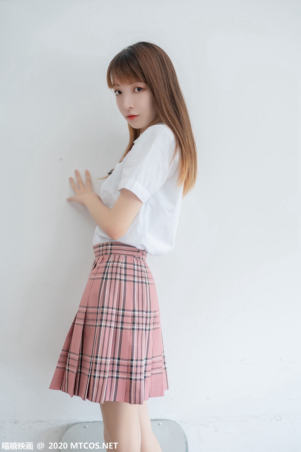 [喵糖映画]JKL.009_JK制服美女教师白衬衣配粉色格子裙肉丝裤袜秀美腿诱惑写真49P