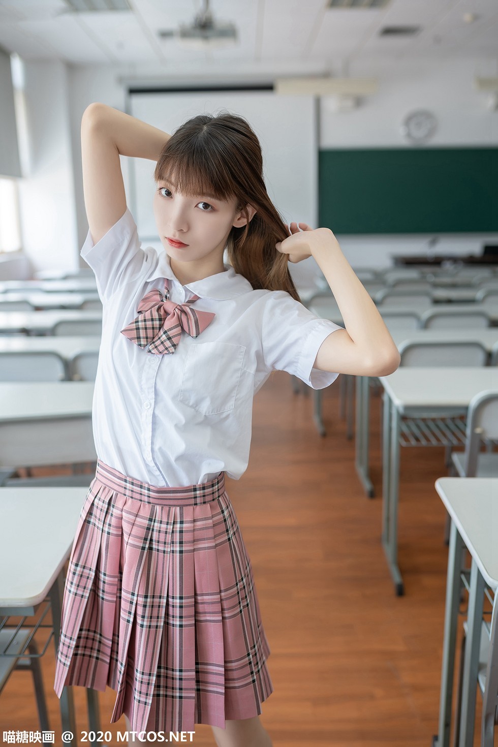 [喵糖映画]JKL.009_JK制服美女教师白衬衣配粉色格子裙肉丝裤袜秀美腿诱惑写真49P
