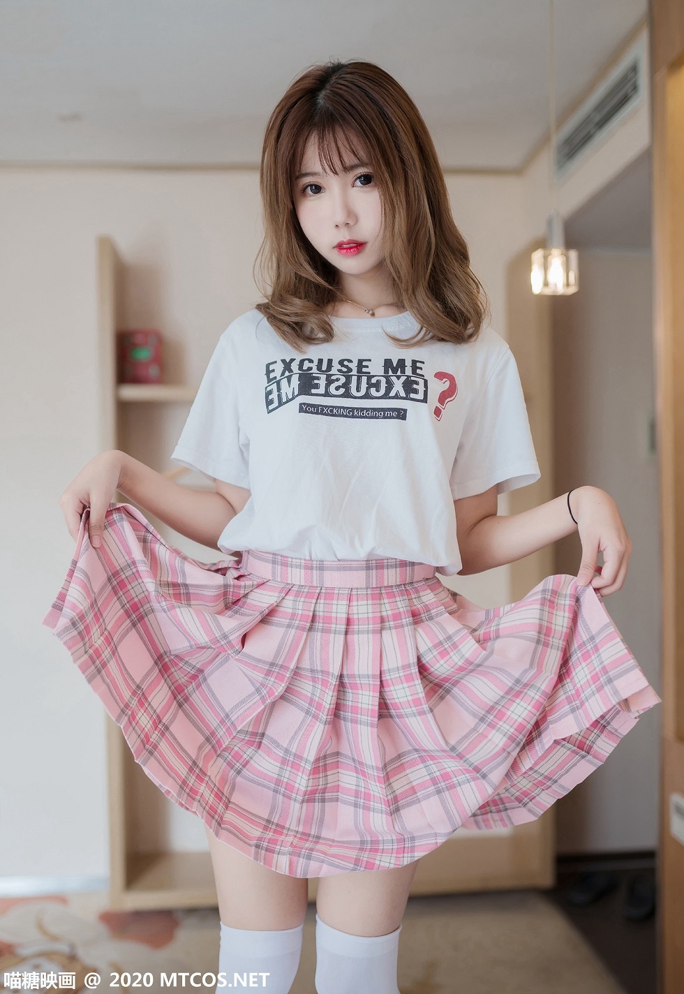 [喵糖映画]JKL.010_JK制服美女私房性感白色短裙配粉色格子裙半撩露翘臀诱惑写真45P