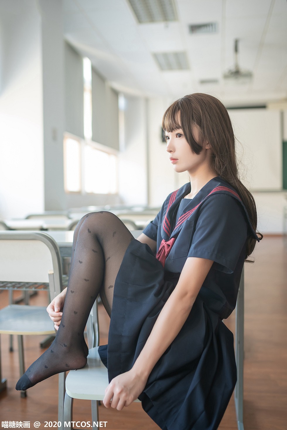 [喵糖映画]JKL.011_水手JK制服妹子教室里性感黑短裙配黑丝裤袜迷人诱惑写真39P