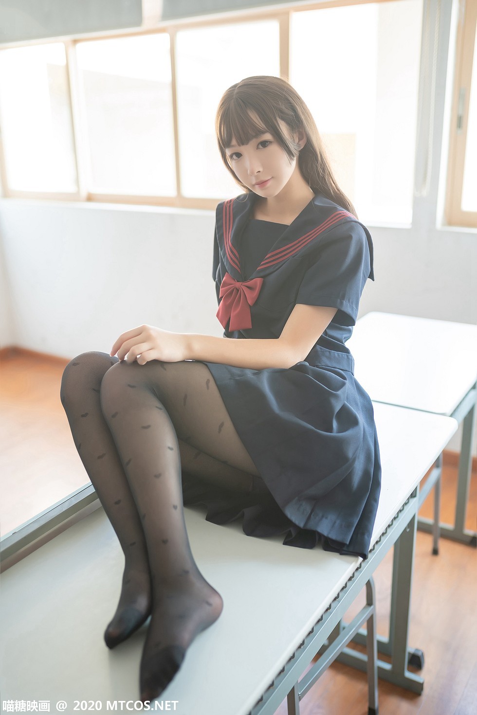 [喵糖映画]JKL.011_水手JK制服妹子教室里性感黑短裙配黑丝裤袜迷人诱惑写真39P